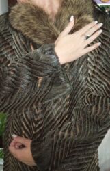 Krzneni kaputi: Dugački ženski kaput od krzna, elegantnog kroja sa naglašenim šarama u — 1