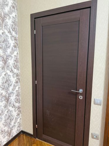 ev qapilari taxta: 4 eded qapi 2 si hamam 2 si otaq. Biri 50 azn. 210x70 qapi olculeri