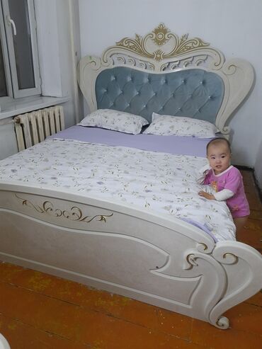 Двуспальные кровати: Кровать в классическом стиле с декоративным изголовьем и изножьем — 12