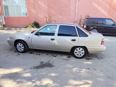 Daewoo: Daewoo Nexia sedan, gümüşü rəng. Kompakt və geniş salonlu şəhər — 8
