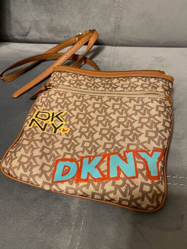 сумка мужская: Женская сумка бренда "DKNY", приобретена в США, в отличном состоянии