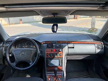 Mercedes-Benz: Mercedes-Benz E-Class (W210) sedan - Gümüşü rəng, 4 qapı, klassik — 5