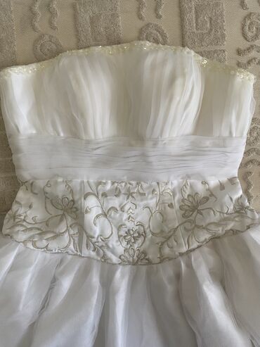 Toy paltarları: Ağ gəlinlik – straplez, A-kəsimli, uzun quyruqlu model. - Üst hissə — 5