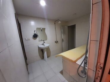 Digər kommersiya daşınmaz əmlakı: Sahil metrosuna yaxın,sahəsi 122 kv/m olan, 5 otağlı obyekt sauna,ofis — 7