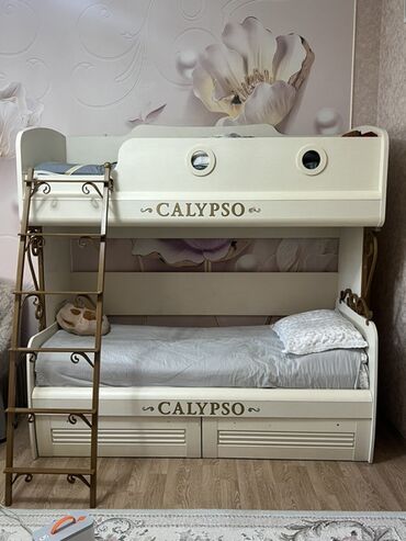 кровать чердак со столом: Двухъярусная кровать модели "Calypso" в светлых тонах, предназначенная