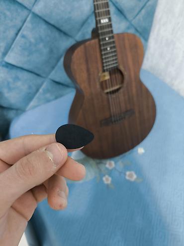 Saz: AKS akustik gitara + fender kabro + mediator. son qiymət 230₼.Ünvan — 3