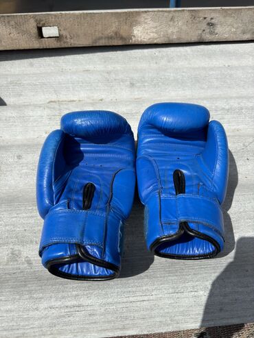 Спорт и хобби: Продаю боксёрскую перчатку GREEN HILL кожа рожа размер10-oz
