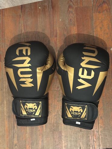 venum: Venum Boxing əlcəyi əla vəzyətdədir çantası və 3 metrlik venum bint