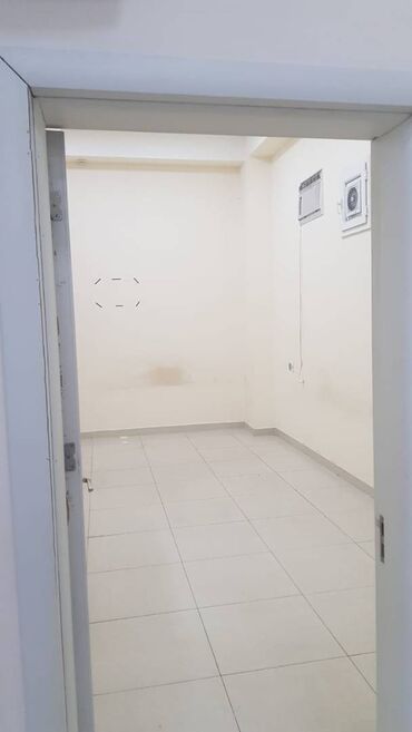 Digər kommersiya daşınmaz əmlakı: Binəqədi 9-cu mikrarayonda yerləşən obyekt 135 kv Sahesi olan salon — 9