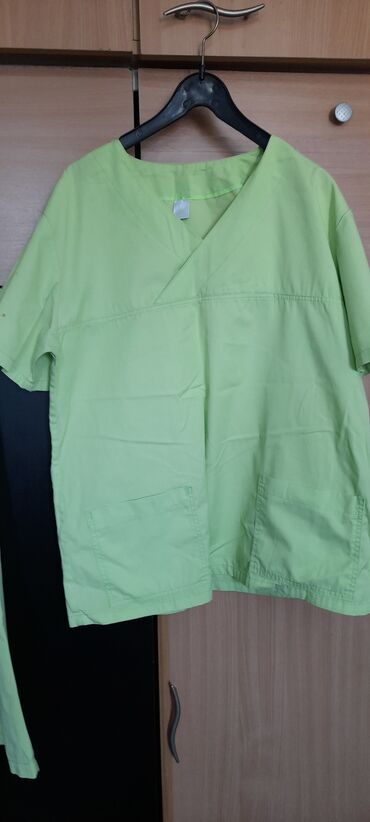 Medicinska oprema: Zelena uniforma za negovateljice i bolnicarke.Pantalone i gornji deo