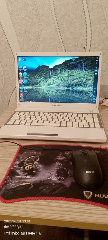 планшет самсунг: Ağ rəngli Samsung noutbuku, gündəlik istifadə və iş üçün əlverişlidir
