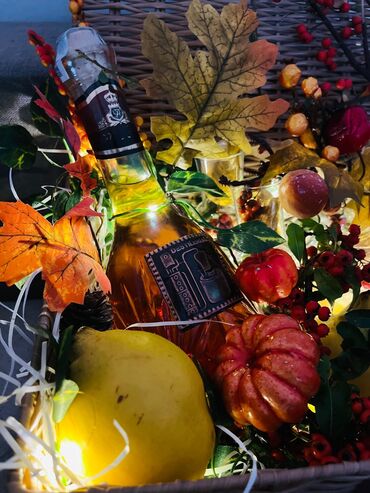 Kompleti namirnica: Poklon korpa – premium set za degustaciju Sadržaj: - Pletena košara — 3