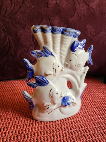 Figurice i makete: Figura vintaz nova porcelanska. Na figuri par tackica boja i — 2