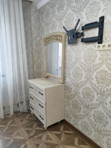 Спальные гарнитуры: Спальный гарнитур в классическом стиле, светлый беж/айвори. Состав: - — 5