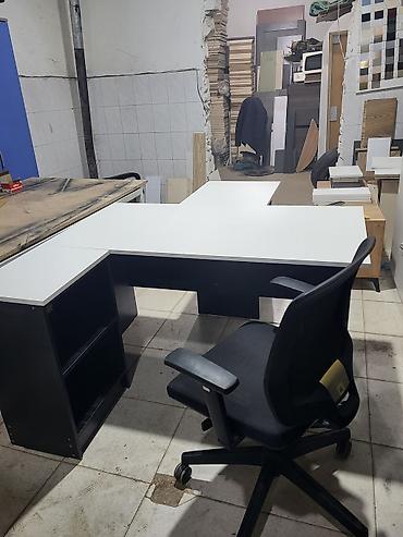 komputer desti: Ofis üçün L formalı iş masası dəsti - Dizayn: Qara-ağ rəngli, müasir — 7
