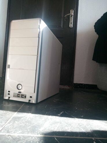 Desktop računari i radne stanice: I7 Gejmer Beli odličan-Odlicno sklapan GEJMER, stigao od preko . U — 9