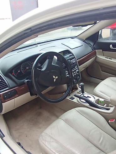 mitsubisi: Mitsubishi Galant sedan Xüsusiyyətlər: - Kuzov: ağ rəngli sedan, 4 — 4