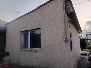 Продаётся одноэтажный дом с хозпостройкой на участке.
4 сотых