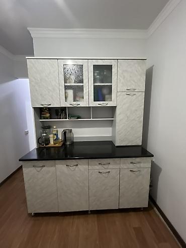 Кухонный гарнитур со столешницей из тёмного камня (или ДСП под камень)