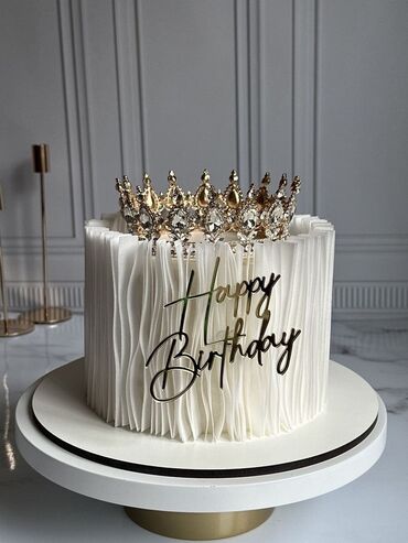 Tortlar: Zərif dizaynlı, ağ rəngli tort. Tortun ətrafı dalğalı bəzəklərlə əhatə — 5