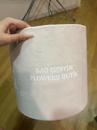 məxməri gülü: Bağ Çiçəyim “Flowers Butik” yazılı zərif hədiyyə qutusu. - Material — 1