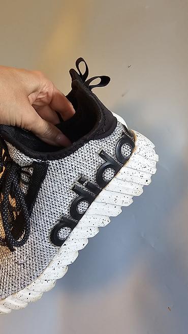 man: Adidas patike za dečaka kupljene u Americi. Jedina mana što je pukla — 2