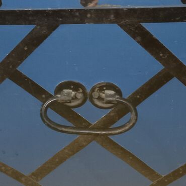 Sandıqlar: Cehizlik Sandıq satılır. - 1950-ci illərə aiddir. - Açarla bağlanır — 6