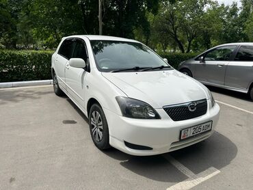 антена на авто: Хэтчбек 5‑дверный, белый цвет. Компактный городской автомобиль с
