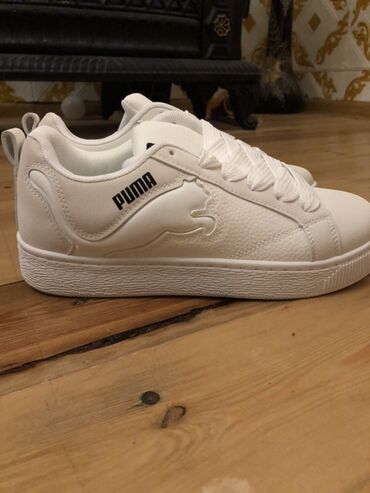 детский велюровый спортивный костюм: Puma ağ rəngli uniseks krossovkalar - Klassik low-top dizayn, qabarıq