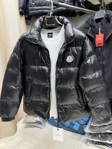 Пуховики и зимние куртки: Пуховая куртка Moncler, черная, глянцевая. - Классический пуховик с