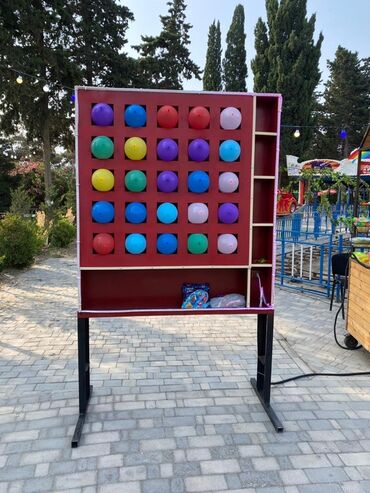Bu şar dart oyunu lövhəsi müxtəlif rənglərdə şarlar üçün 30 yuva ilə