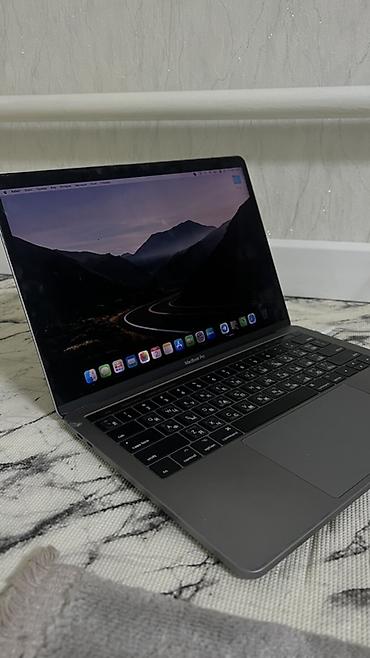 Apple MacBook Pro 13" (2017, Four Thunderbolt 3 Ports)