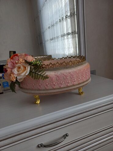 Xonça: Çəhrayı rəngdə, zərif güllərlə bəzədilmiş dekorativ səbət. Səbətin — 4