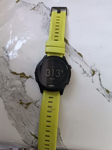 Garmin: Умные часы Garmin с круглым черным корпусом и ярким силиконовым