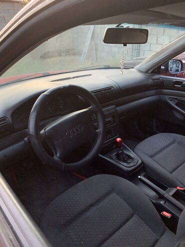 tayota runx: Audi A4: 1996 г., 1.6 л, Механика, Бензин, Седан