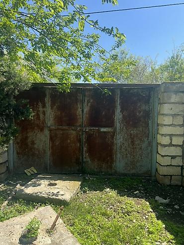divar panelləri: Paslı ikitərəfli metal darvaza, qəhvəyi və tünd yaşıl rəng çalarları — 1