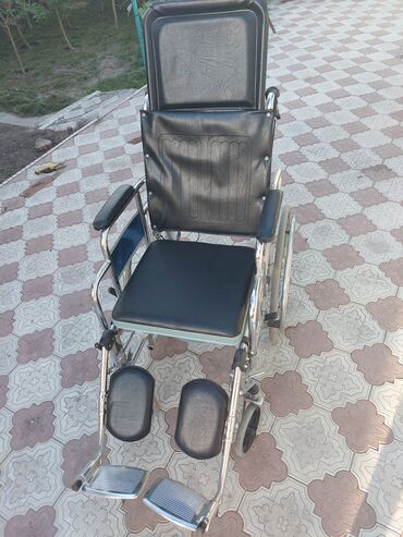 Инвалидные коляски: Инвалидная коляска б/у. Встроенное санитарное оборудование. Складная