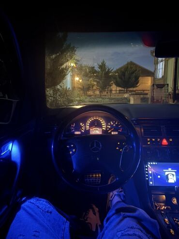 Mercedes-Benz: Mercedes-Benz E 270: 2.7 l | 2001 il Sedan — 6