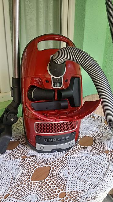 bordo: Miele S8310 usisivač sa kesom – 300–2200 W, Made in Germany. Crvena — 4
