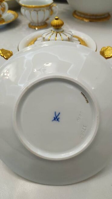 Наборы посуды: Продаются сервисы, первый комплект на 12 персон, производство фирмы — 5