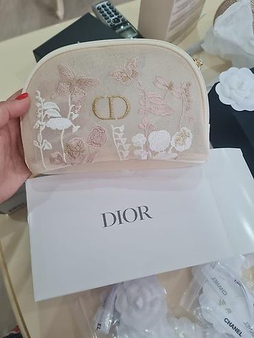 Dior kosmetik çantası - Brend: Dior - Model: Bej rəngli, qızılı “CD” lalafo.az -da Dior kosmetik çantası - Brend: Dior - Model: Bej rəngli, qızılı “CD”