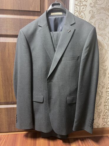 Продается шикарный мужской костюм фирмы SALVARINI. Производство,пошив