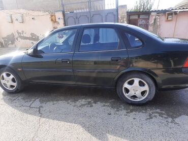 michelin təkər: Opel Vectra B modeli, tünd rəngdə sedan kuzov tipinə malikdir