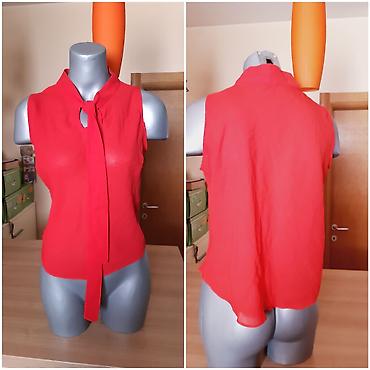 second hand valjevo: Crvena bezrukavna bluza sa mašnom na kragni. - Veličina: S–M - — 2