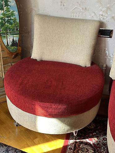 puf divan: Qırmızı-bej rəngli transformasiya olunan divan dəsti sarılır. Rəng — 5
