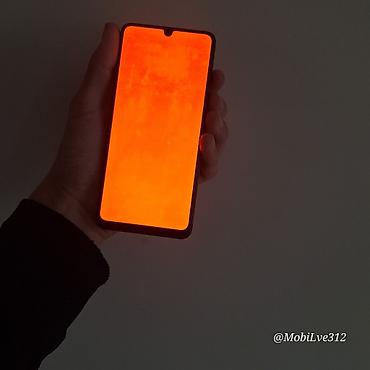 Смартфон Samsung в чёрном цвете. Внешне — классический моноблок с
