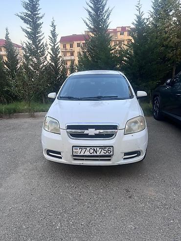 chevrolet cruze buferi: Chevrolet Aveo LS sedan, ağ rəngdə avtomobil. Şəkillərdən göründüyü — 1