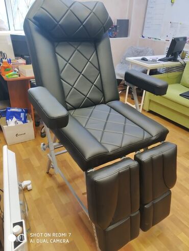 маникюрный столик: Педикюрное кресло / кушетка 2в1 + защитные чехлы в подарок. В наличии