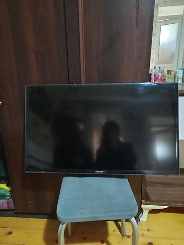 xbox konsolu: Samsung LED televizor + divar asqısı - Ekran: təqribən 40–43 düym — 2