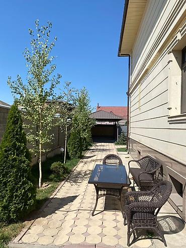 Продажа домов: 6 комнат и более, 200 м², 10 соток, Бишкек, Кок-Жар ж/м Собственник — 2